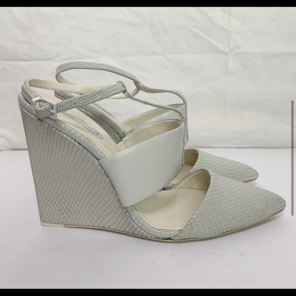 BCBGMAXAZRIA / Lister textured leather Wedge Pump